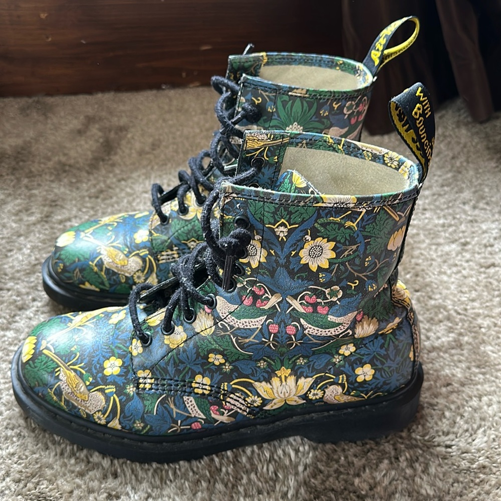 DR. MARTENS X LIBERTY LONDON STRAWBERRY THIEF BOOTS